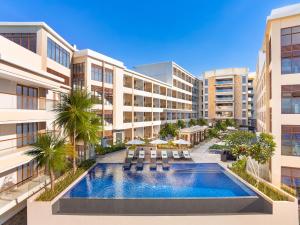 una imagen de un edificio de apartamentos con piscina en Henann Premier Coast Resort, en Panglao