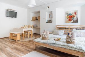 ein Wohnzimmer mit einem Sofa und einem Tisch in der Unterkunft Apartma Roner in Podbrdo