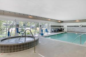 a large indoor pool with a hot tub at Best Western Plus Peppertree Nampa Civic Center Inn in Nampa