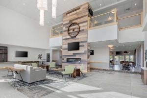 a large lobby with a clock on a wall at Best Western Plus Peppertree Nampa Civic Center Inn in Nampa