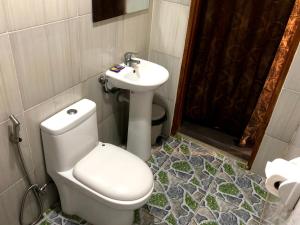 un bagno con un water e un lavandino di Faith Tourist Inn a San Vicente