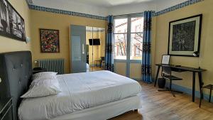 - une chambre avec un lit, un bureau et une fenêtre dans l'établissement Trianon, à Vichy