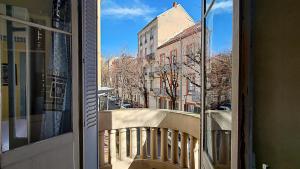 Elle offre une vue sur une rue de la ville depuis sa fenêtre. dans l'établissement Trianon, à Vichy