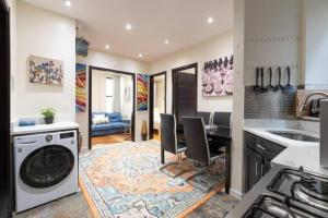 紐約的住宿－Luxury Four Bedroom Suite，厨房配有洗衣机和桌椅