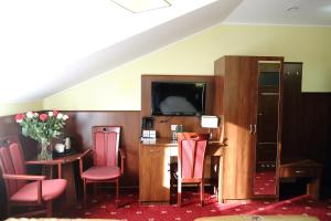 Televízia a/alebo spoločenská miestnosť v ubytovaní Hotel Kalchem