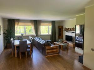ein Wohnzimmer mit Sofa und Tisch in der Unterkunft Seto Apartment in Meremäe