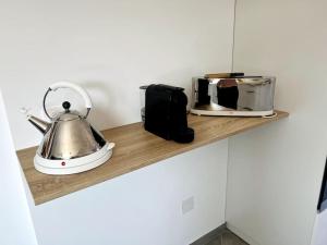 eine Küchentheke mit einem Wasserkocher und einem Toaster in der Unterkunft Villa avec piscine et jacuzzi 3 min mer in Grosseto-Prugna