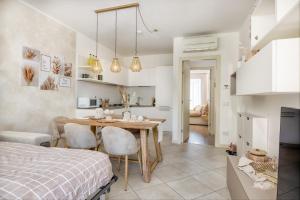 a kitchen and living room with a table and a bed at Lorry Living Luxury, Bohemian Apartment in Cavaion Veronese