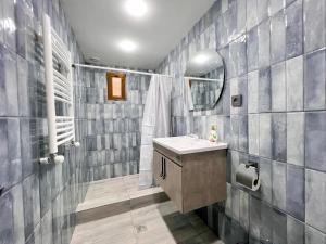W łazience znajduje się umywalka i lustro. w obiekcie Teo's Cottages w mieście Dedoplis Tskaro