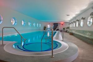 einen Pool in einem Gebäude mit Pool in der Unterkunft Hotel & Restaurant Hanse Kogge in Ostseebad Koserow