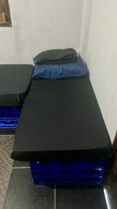 Hostel Polansk في ساو ثومي داس ليتراس: سريرين يجلسان في غرفة مع مظلة سرير زرقاء