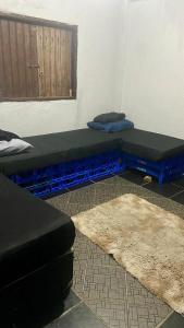 Hostel Polansk في ساو ثومي داس ليتراس: غرفة بسريرين في زاوية غرفة