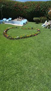 un corazón hecho de flores en la hierba en Villa entièrement meublée à louer à Mohammedia en Mohammedia