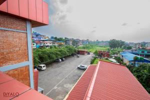 uma vista para uma cidade com estacionamento em Diyalo Foodland Chitwan em Bharatpur