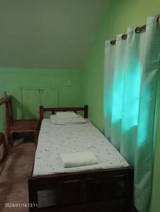 um pequeno quarto com uma cama num quarto em Goldsky Seaview Budjong em San Juan