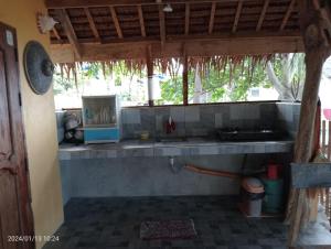 uma cozinha com um lavatório e uma bancada em Goldsky Seaview Budjong em San Juan
