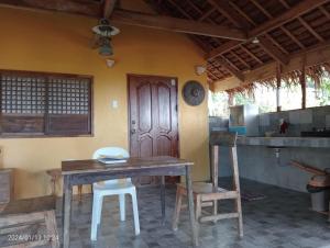 uma cozinha com uma mesa de madeira e cadeiras num quarto em Goldsky Seaview Budjong em San Juan