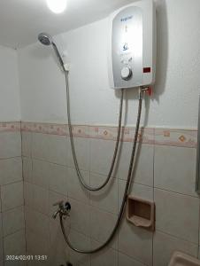 um chuveiro na casa de banho com uma cabeça de chuveiro em Goldsky Seaview Budjong em San Juan