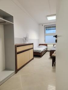 1 dormitorio con 1 cama y lavamanos en una habitación en Hostel Warszawa Ursynów, en Varsovia