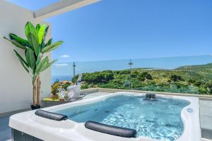 Bazen v nastanitvi oz. blizu nastanitve Myzith Luxury Suites