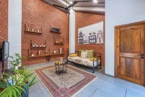 Χώρος καθιστικού στο SaffronStays Atmos - 3BR rustic pool villa with projector screen, table tennis, carrom & cozy family spaces in Nagaon