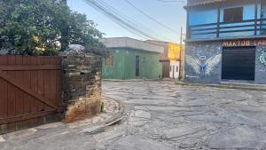 Hostel Polansk في ساو ثومي داس ليتراس: شارع به بوابة ومبنى به جدارية