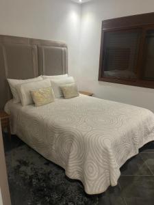 um quarto com uma cama grande e 2 almofadas em House near beach em M'diq