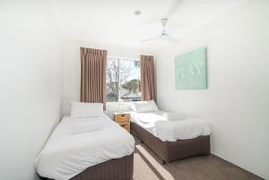 Abbys Beach Villa في Broadwater: غرفة بها سريرين ونافذة +15 صورة