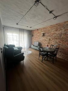 Posezení v ubytování APARTAMENT z widokiem na stadion Styl Industrialny Jedyny taki CHECK IN 24 H