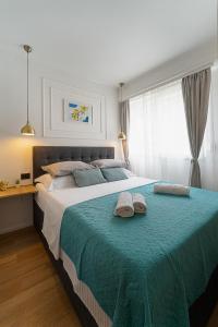 スプリトにあるStudio apartment Lemon & Sunのタオルが敷かれた大きなベッドのある寝室