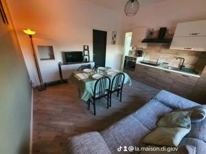 - un salon avec une table et un canapé dans l'établissement La Maison di Giovanni, à Comiso