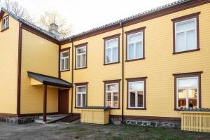 una casa amarilla con garaje en Ringi Apartments, en Pärnu