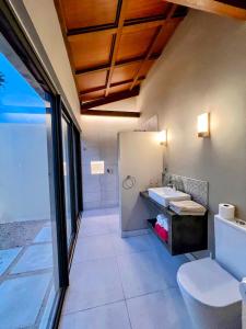 uma casa de banho com um WC e um lavatório em Lakaz Kannell - Room 1 - Dodo Lodge, secluded outside shower, infinity pool em Cap Malheureux