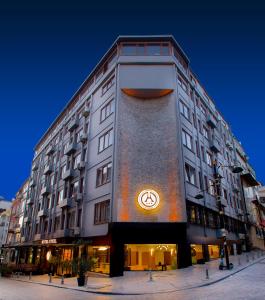 un grand bâtiment avec un panneau sur son côté dans l'établissement Hotel Eyfel, à Istanbul