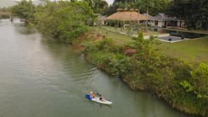 Khla Lodge في كامبوت: شخصان في قارب على نهر
