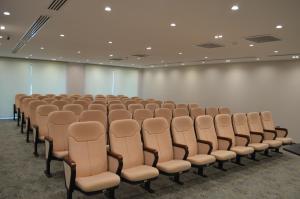 una sala de conferencias con sillas y una pared en Arena Apartments & Villas Guba en Quba