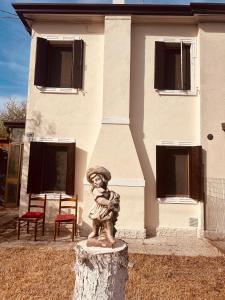 Una estatua de una niña delante de una casa en Vila Romaneasca en Corbola