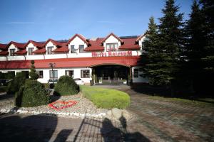 Cet hôtel occupe un bâtiment rouge et blanc. dans l'établissement Hotel Kalchem, à Brzozie