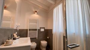 a bathroom with a sink and a toilet and a shower at CASA AUTUNNO in Monzambano