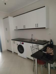 lavadero con fregadero y lavadora en Lukova Center Apartments, en Lukovë