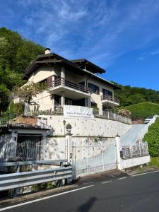 a house on a hill with a white fence at Panorama in Someraro