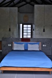 Tempat tidur dalam kamar di LITA HYTTE BALI