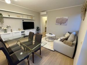 TV a/nebo společenská místnost v ubytování The Captain Apartments Marina next to Verbella Leonardo Academy MXP + 8 fotografií