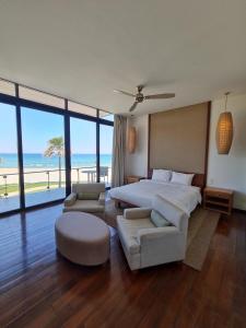 een slaapkamer met een bed en een kamer met een strand bij Beachview 3BR Villa with private pool in Da Nang