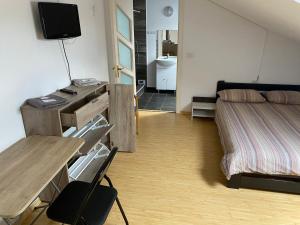 een kamer met een bed en een bureau met een sidx sidx sidx bij Casa Erika in Sebeş
