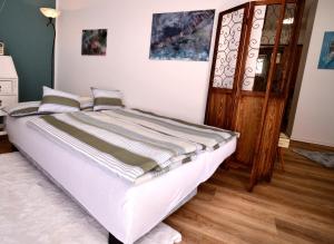 Un dormitorio con una cama grande con sábanas blancas. en schoenezeit-bingen, en Bingen am Rhein 19 fotos más