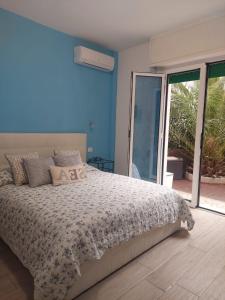 a bedroom with a bed with a blue wall at Albamare in Monterosso al Mare