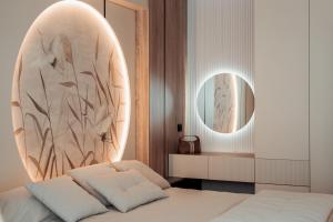 Giường trong phòng chung tại Zyra SeaSide Apartment +62 ảnh