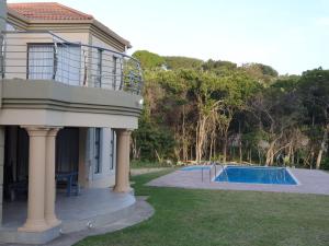 ein Haus mit einem Balkon und einem Pool in der Unterkunft Charis on Beaumont Home in Ramsgate