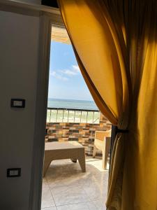 Dieses Zimmer bietet einen Balkon mit Meerblick. in der Unterkunft Family Condo With Panoramic Sea View 2 in Alexandria